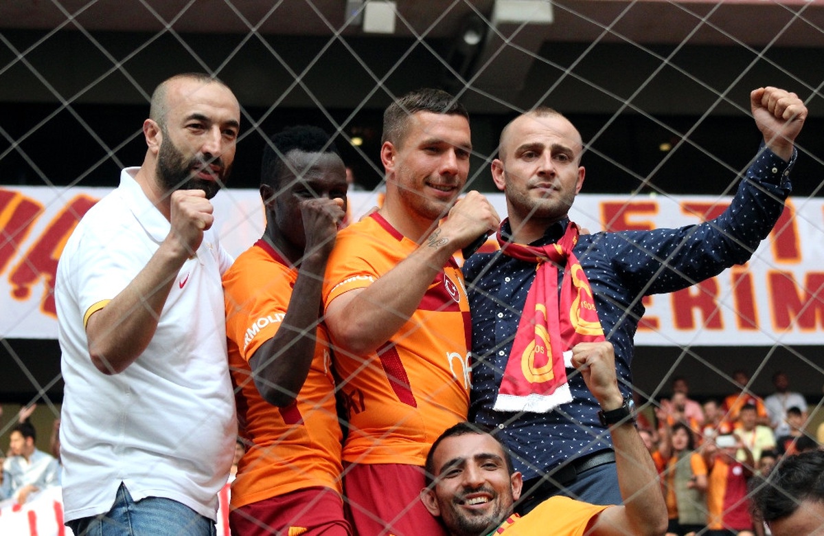 Podolski ve Bruma Tribüne Girdi
