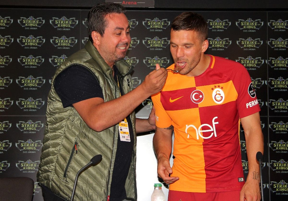 Podolski\'ye Basın Mensuplarından Pasta