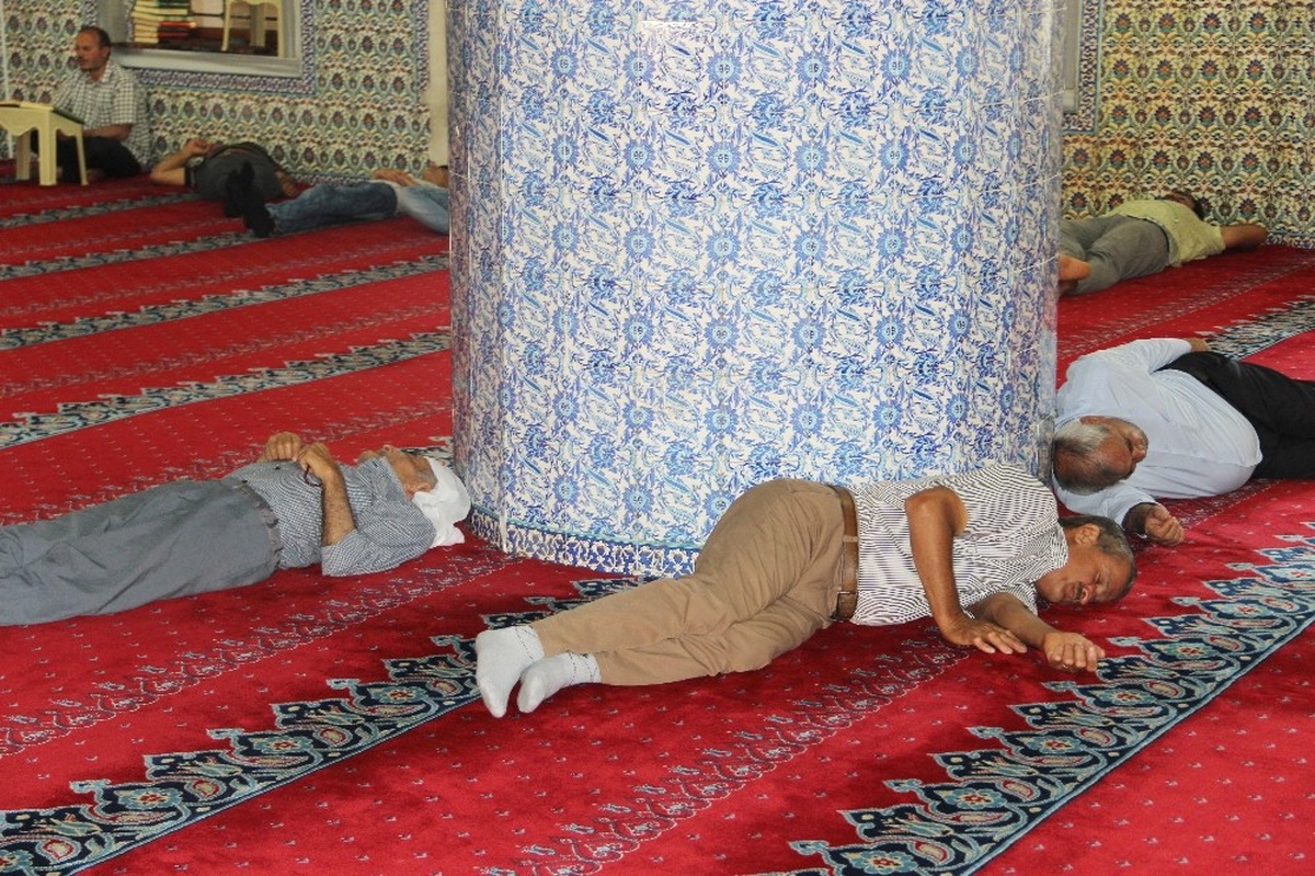 Şanlıurfa\'da Oruç Tutan Vatandaşlar Serinlemek İçin Doğal Yolları Kullanıyor