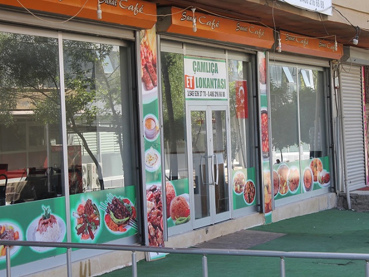 Şehitler İçin İş Yerlerine Bayrak Astılar