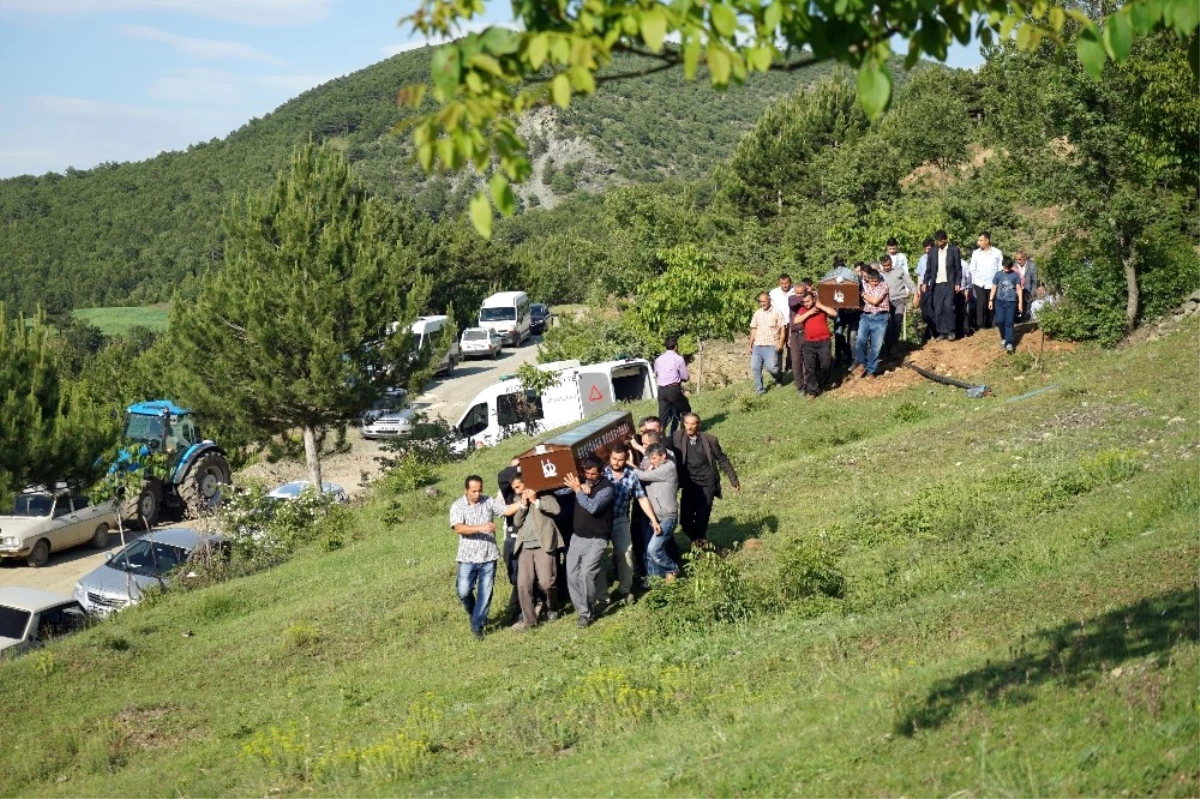 Silahlı Saldırıda Ölen Baba ile Oğlu, Yan Yana Toprağa Verildi