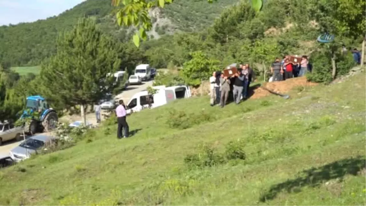 Silahlı Saldırıda Ölen Eski Muhtar ve Oğlu Yan Yana Toprağa Verildi