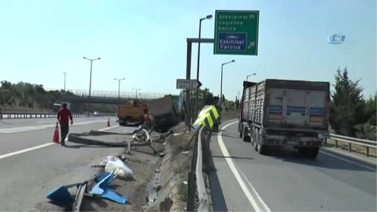 Sürücüsü Uyuduğu İddia Edilen Kamyon Bariyerlere Girdi