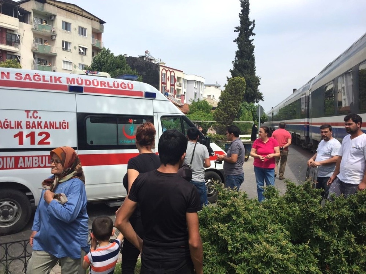 Treni Son Anda Fark Eden Kadın Kendisini Çimlere Atıp Ölümden Döndü