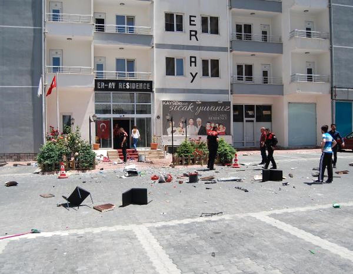 Üniversite Öğrencisi Evdeki Eşyayı 14\'üncü Kattan Yola Fırlattı (2)