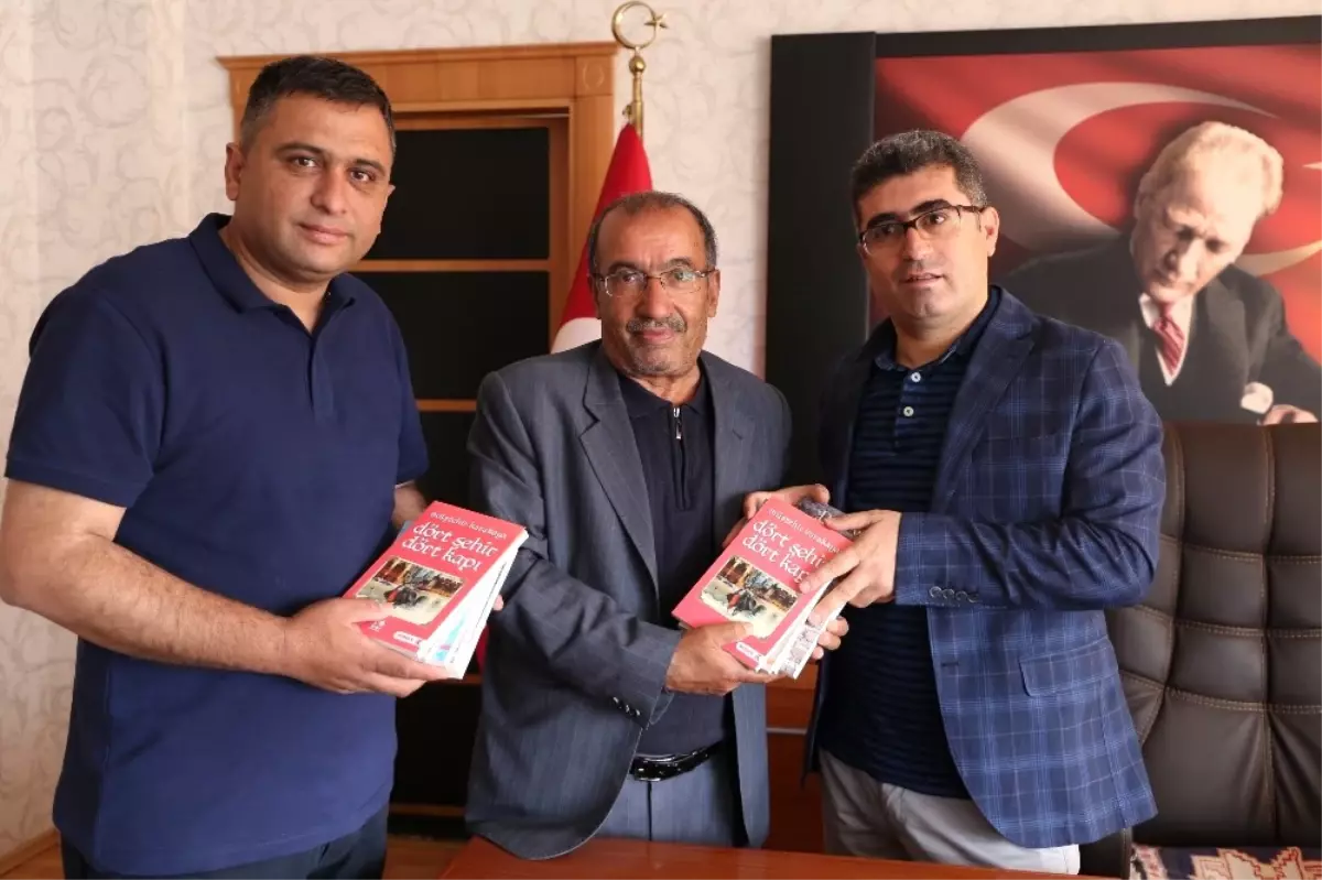 Varto Kaymakamından Basın Mensuplarına Kitap Hediye