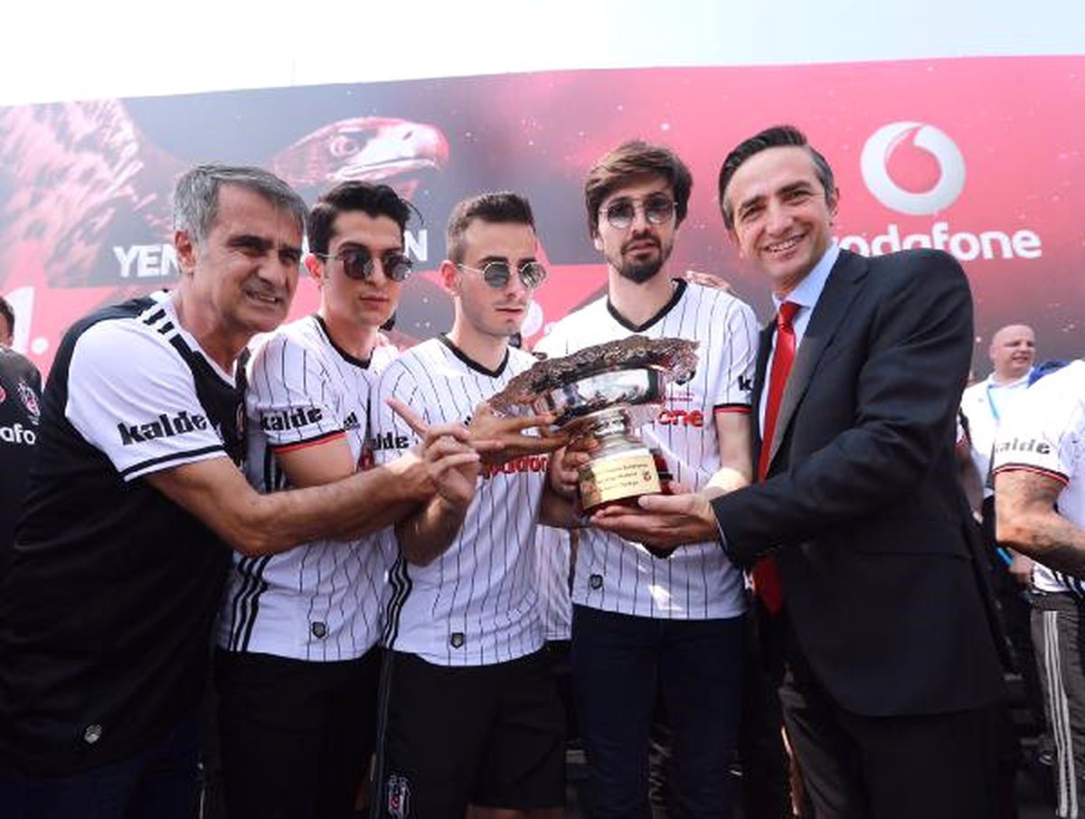 Vodafone Park\'ın Terasında Şampiyonluk Kutlaması Yapıldı