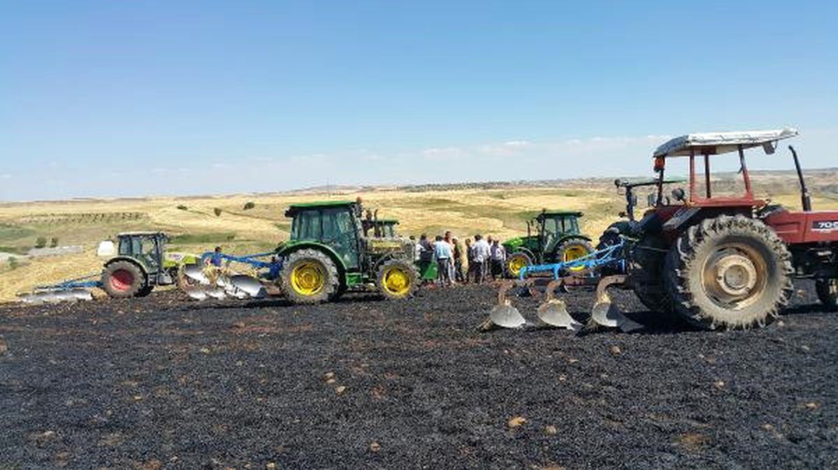 Yangında 70 Dönüm Ekili Arpa ve Traktör Yandı