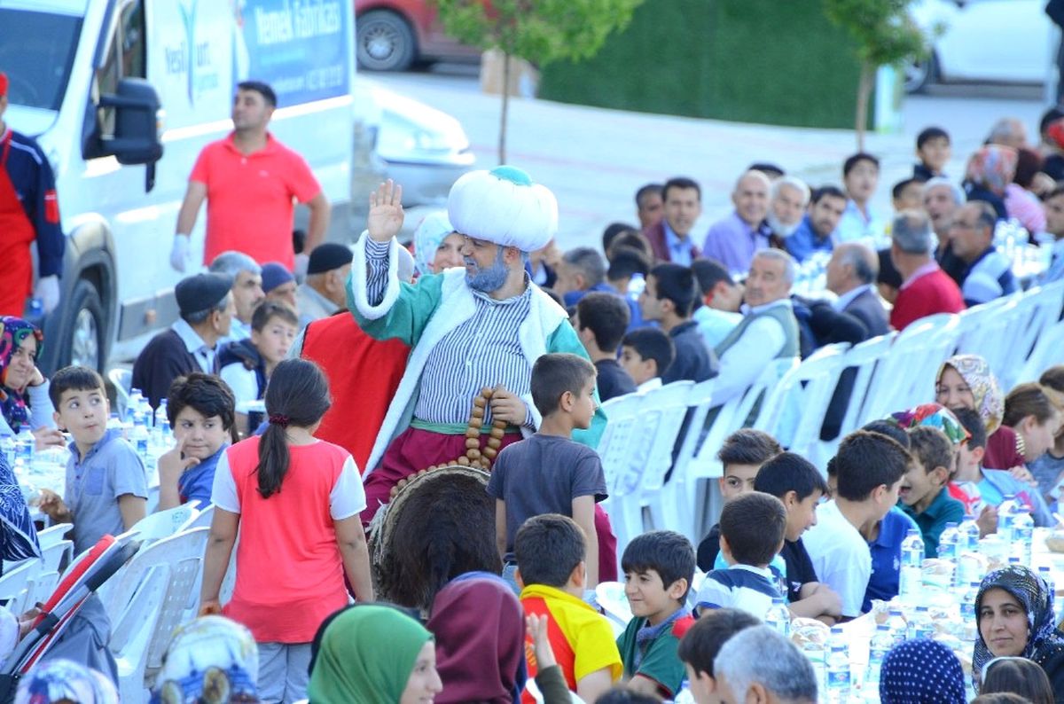 Yeşilyurt\'ta 3 Bin Kişi Aynı Sofrada İftar Yaptı