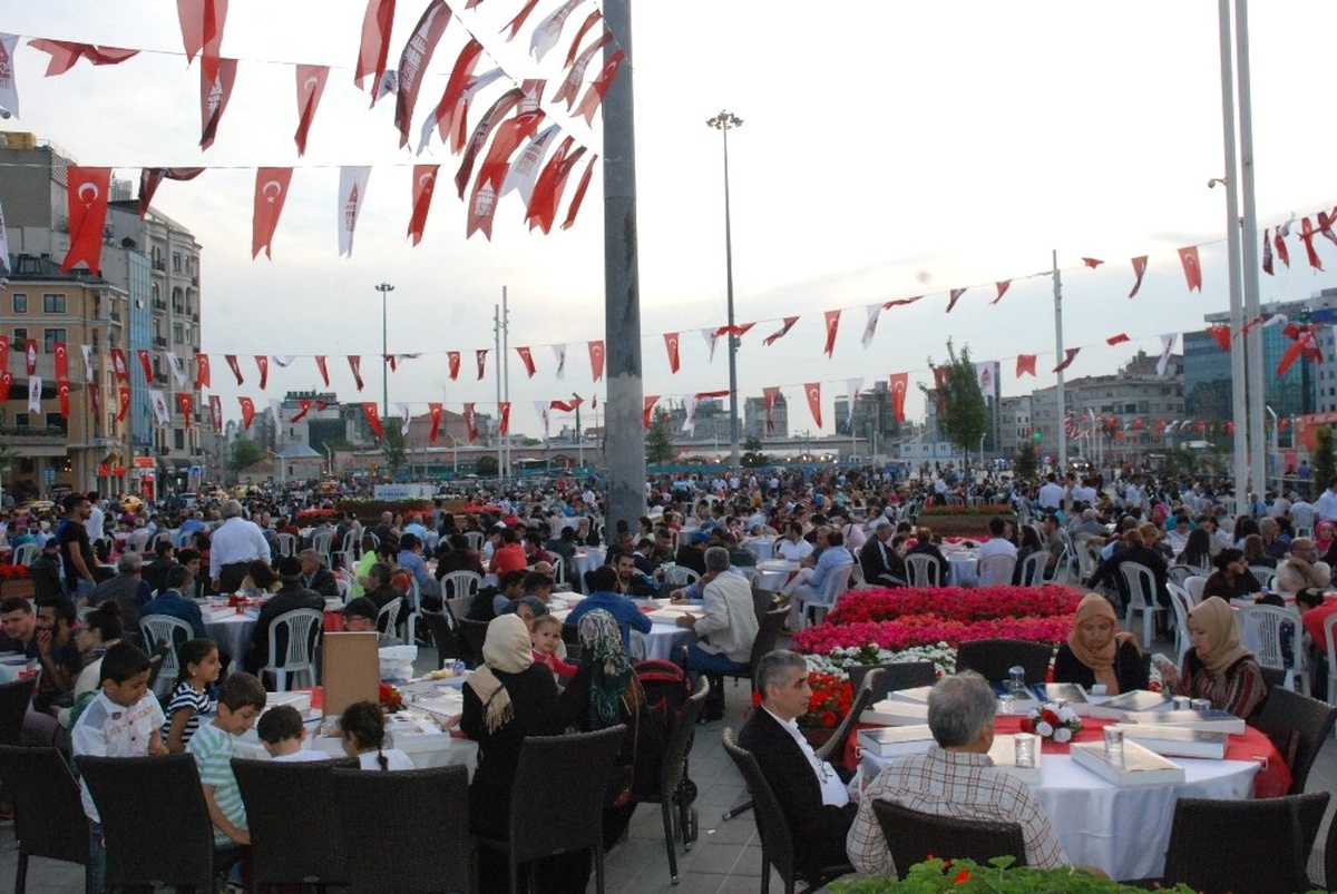 Yunan Turizmciler, Taksim\'de İftar Sofrasında