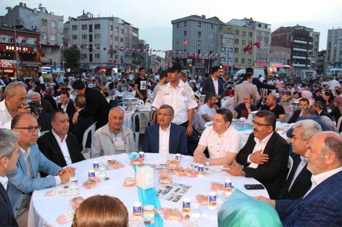 Zeytinburnu\'nda 5 Bin Vatandaş İftar Sofrasında Buluştu