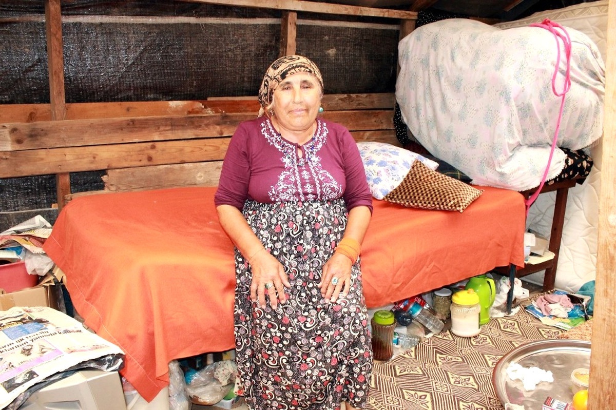 60 Yaşındaki Kadın Tahta Barakada Yaşam Savaşı Veriyor