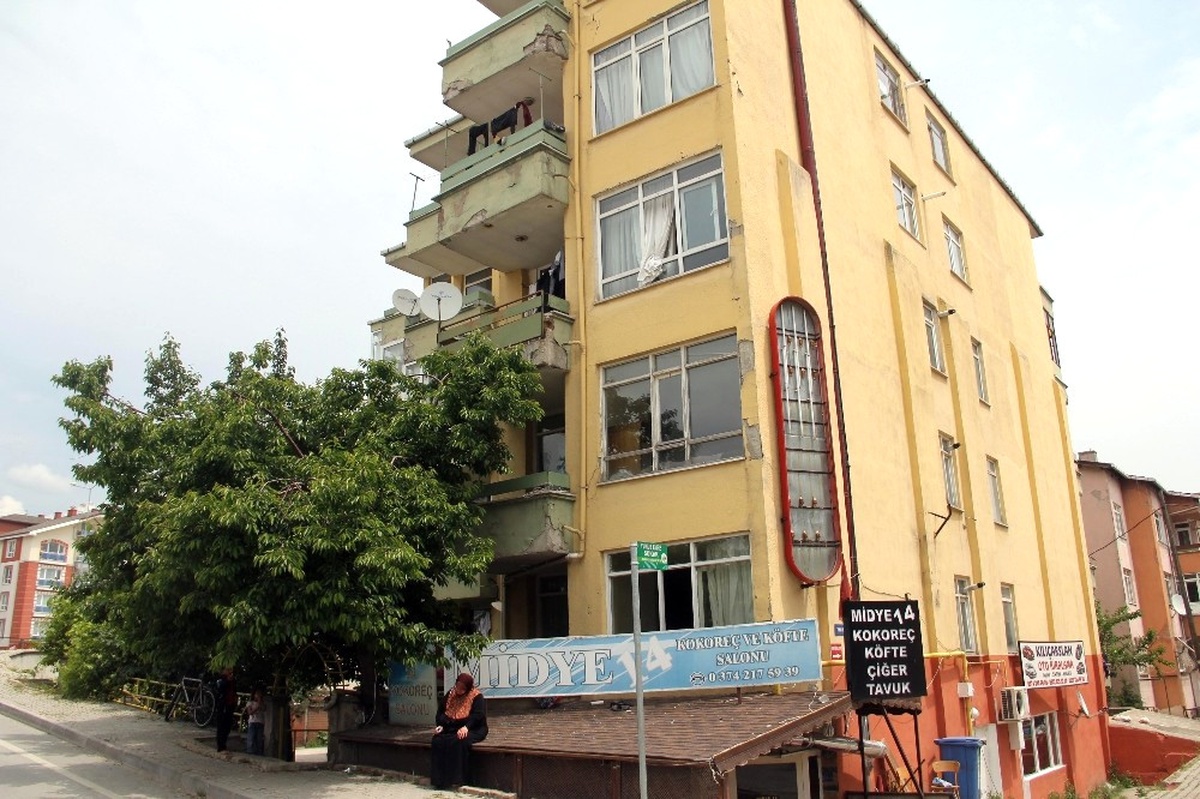 Açık Bırakılan Pencereden Düşen Çocuk Yaralandı