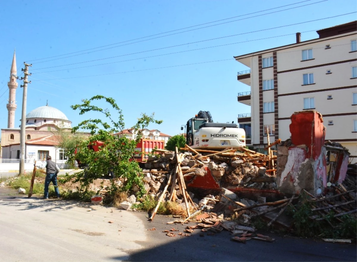 Aksaray Belediyesi Metruk Binaları Yıkımını Sürdürüyor