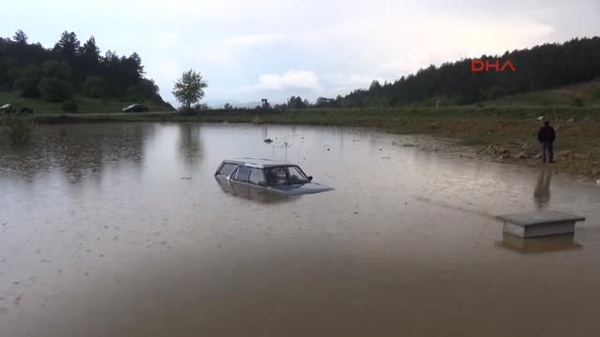 Aniden Bastıran Yağmurla Otomobil Sulara Gömüldü
