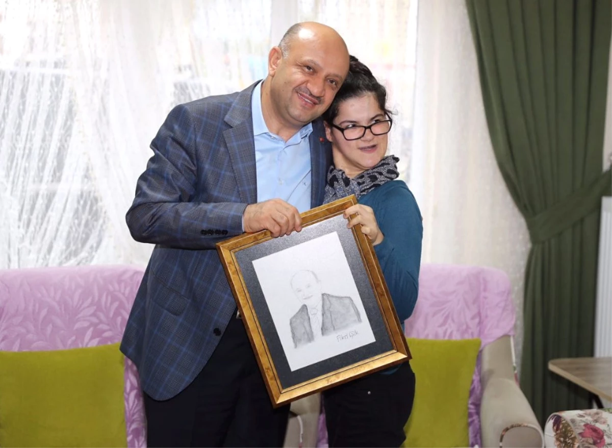 Bakan Işık\'tan Cumhurbaşkanı Erdoğan\'ın Portresini Çizen Gülşah\'a Ziyaret