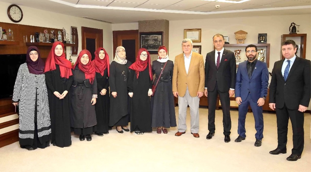 Başkan Karaosmanoğlu, Arapça Münazara Şampiyonlarını Ağırladı
