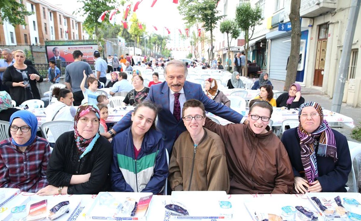 Bayrampaşalı Binlerce Komşu Aynı Sofrayı Paylaştı
