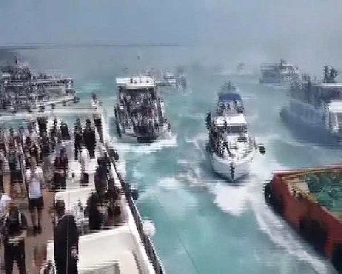 Beşiktaş\'ın Kutlamasındaki Tekne Kazası Anı Kamerada