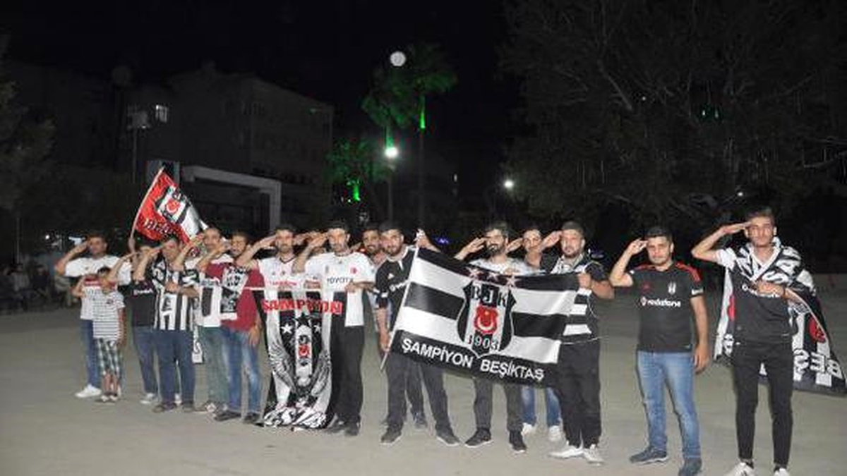 Beşiktaşlılardan Atatürk Anıtı Önünde Asker Selamlı Kutlama