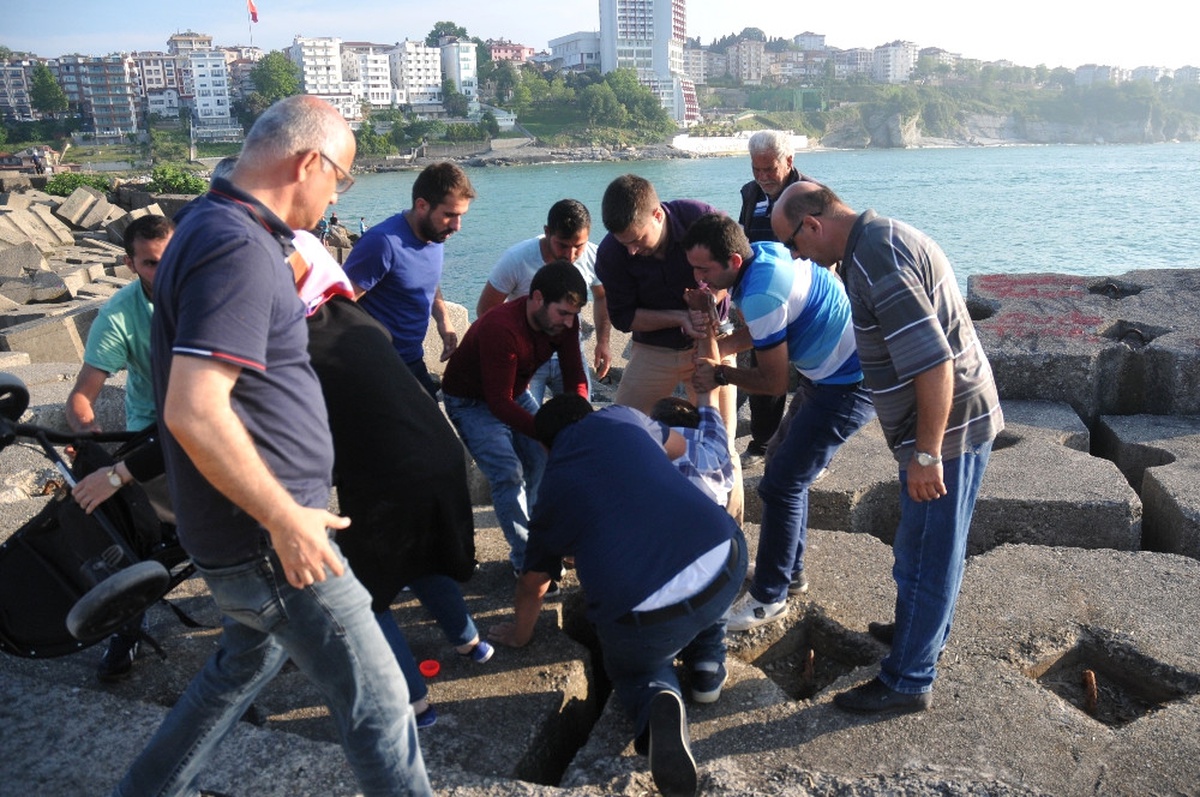 Beton Blokların Arasına Düşen Çocuğu Imam Kurtardı