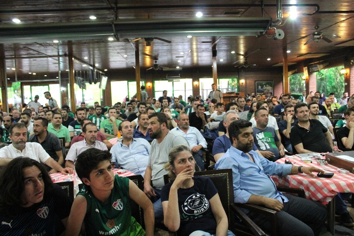 Bursasporlu Taraftarlarının Ligde Kalma Sevinci