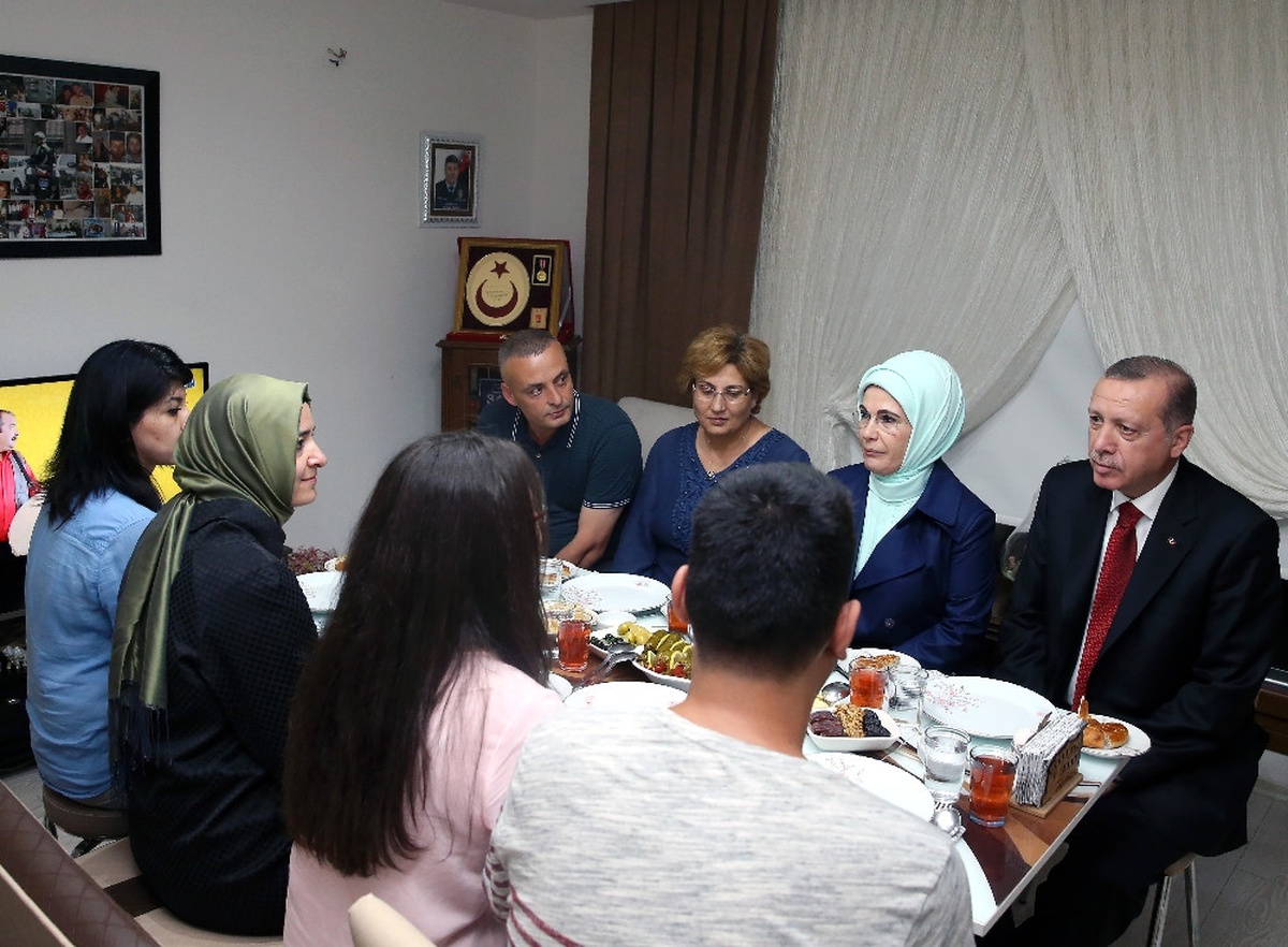 Cumhurbaşkanı Erdoğan 15 Temmuz Şehidinin Evinde Iftar Yaptı