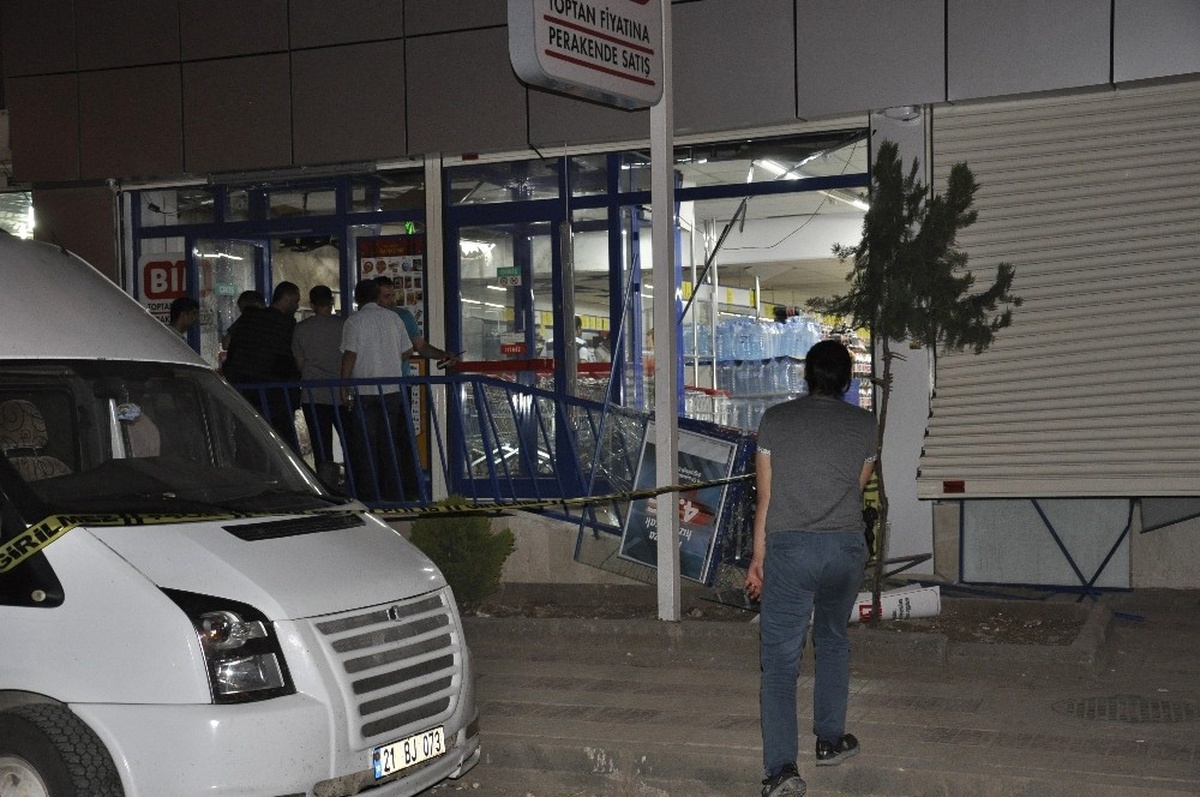Diyarbakır\'da Markete El Yapımı Patlayıcıyla Saldırı