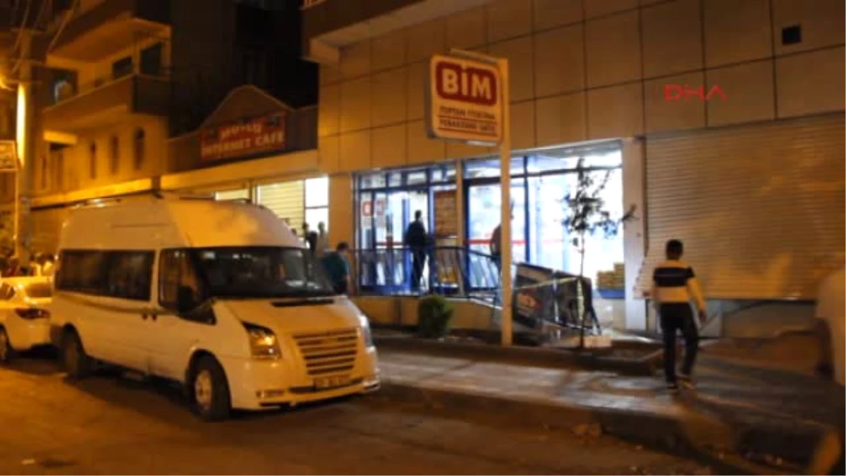Diyarbakır\'da Markete Patlayıcı Atıldı