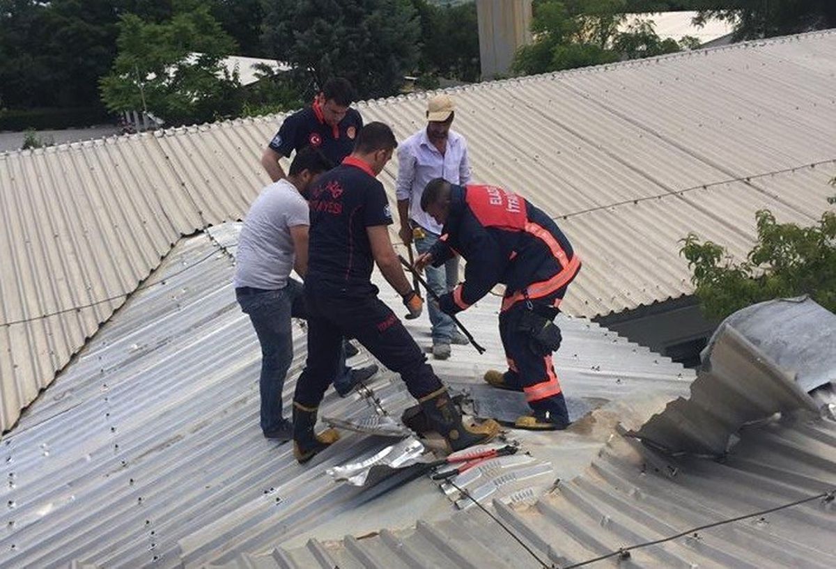 Elazığ\'da Çatıya Sıkışan Şahsı İtfaiye Kurtardı