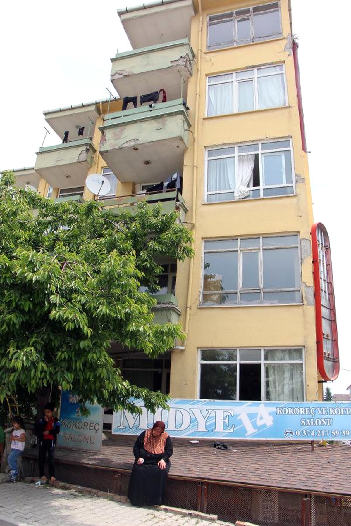 Iraklı Çocuk 3\'üncü Kattan Düşerek Yaralandı