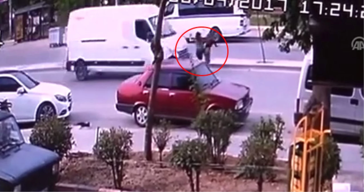 İzmir\'deki Korkunç Kaza Güvenlik Kamerasında: İki Genç Kız Ağır Yaralandı