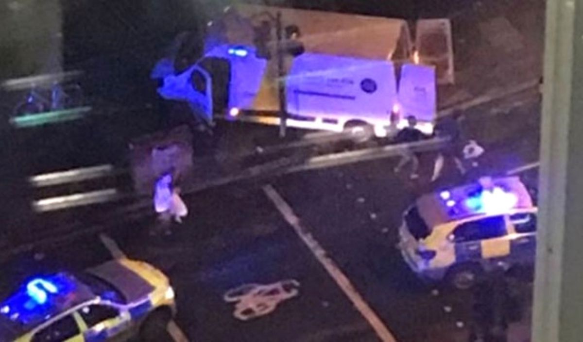 Londra\'da Bir Aracın Yayalara Çarptığı İddia Ediliyor