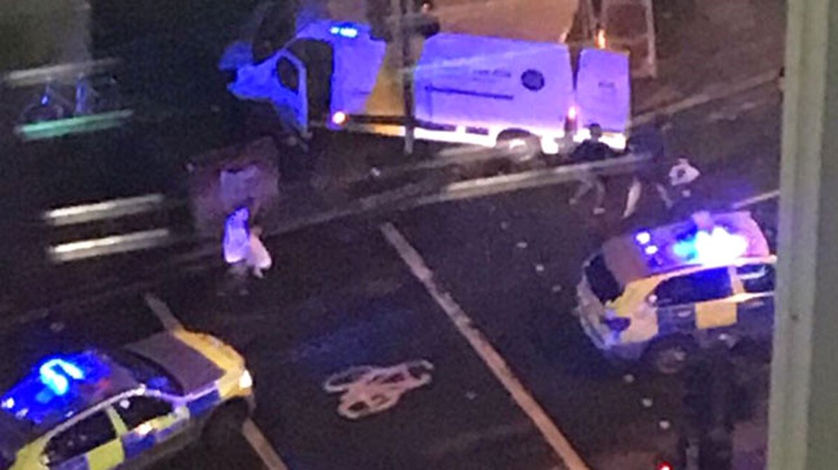 Londra\'da Bir Minibüs Kalabalığa Daldı