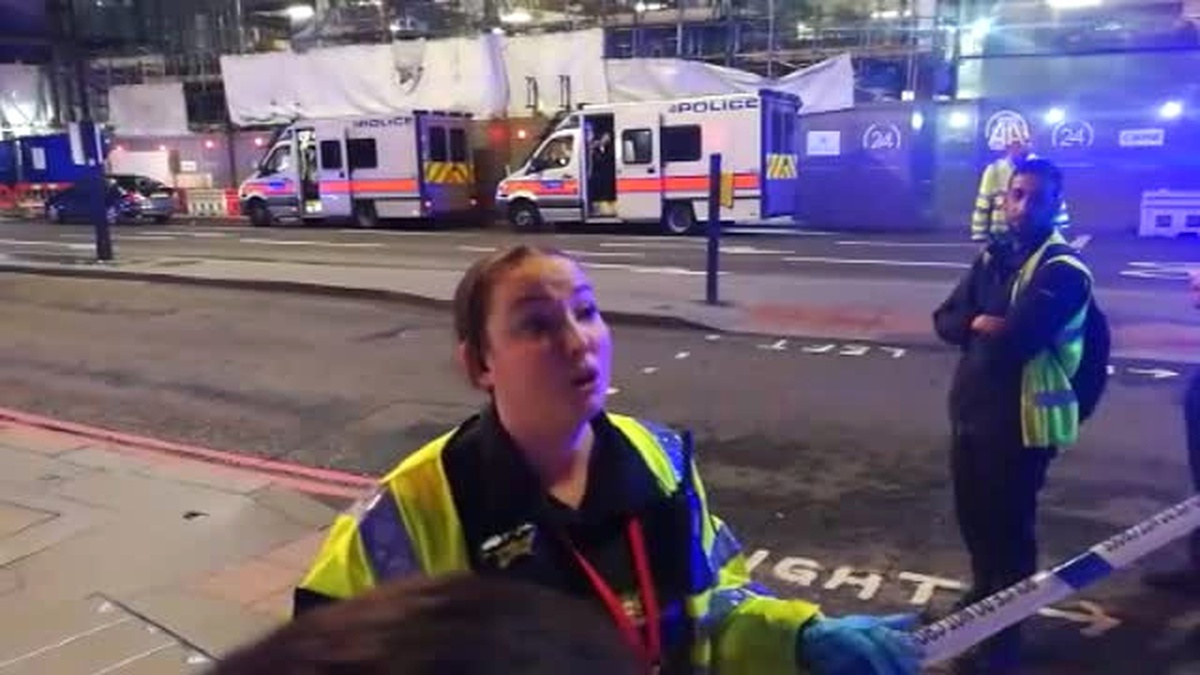 Londra\'da Kamyonet Yayaların Üzerine Sürüldü, Yaralılar Var