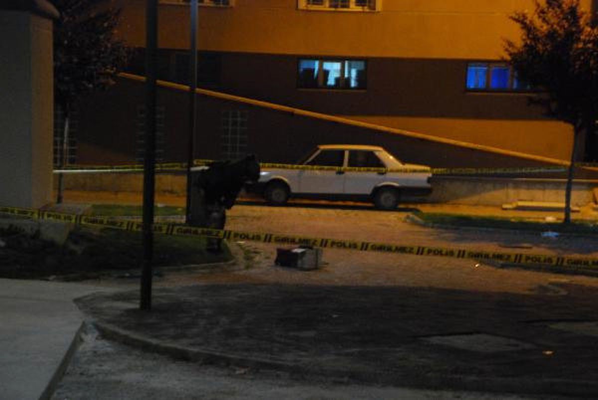 Parktaki Sahipsiz Bavul Fünyeyle Patlatıldı