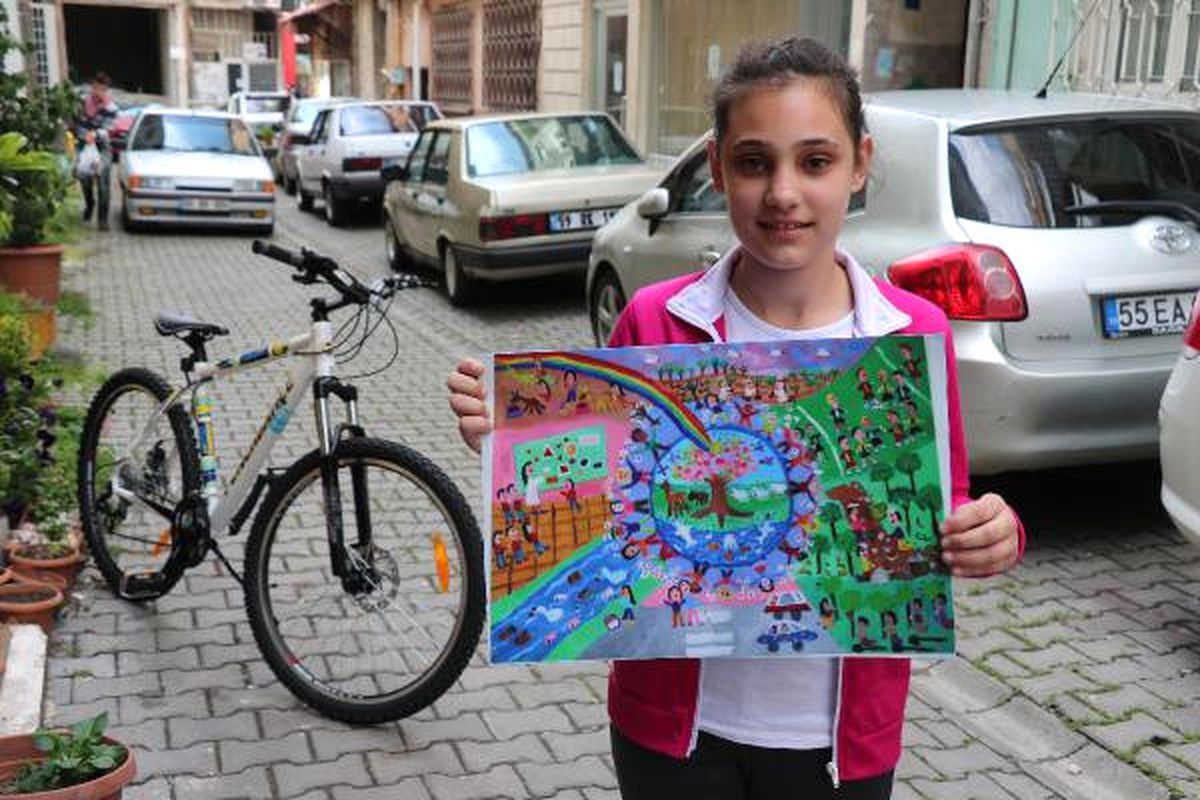 Resim Yarışmasında Birinci Olan Sudenur\'a Bisiklet