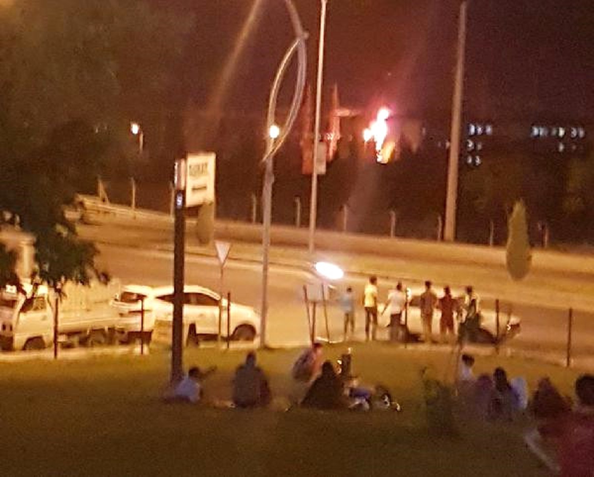 Şanlıurfa\'da Isınan Trafo Patlayıp Alev Aldı