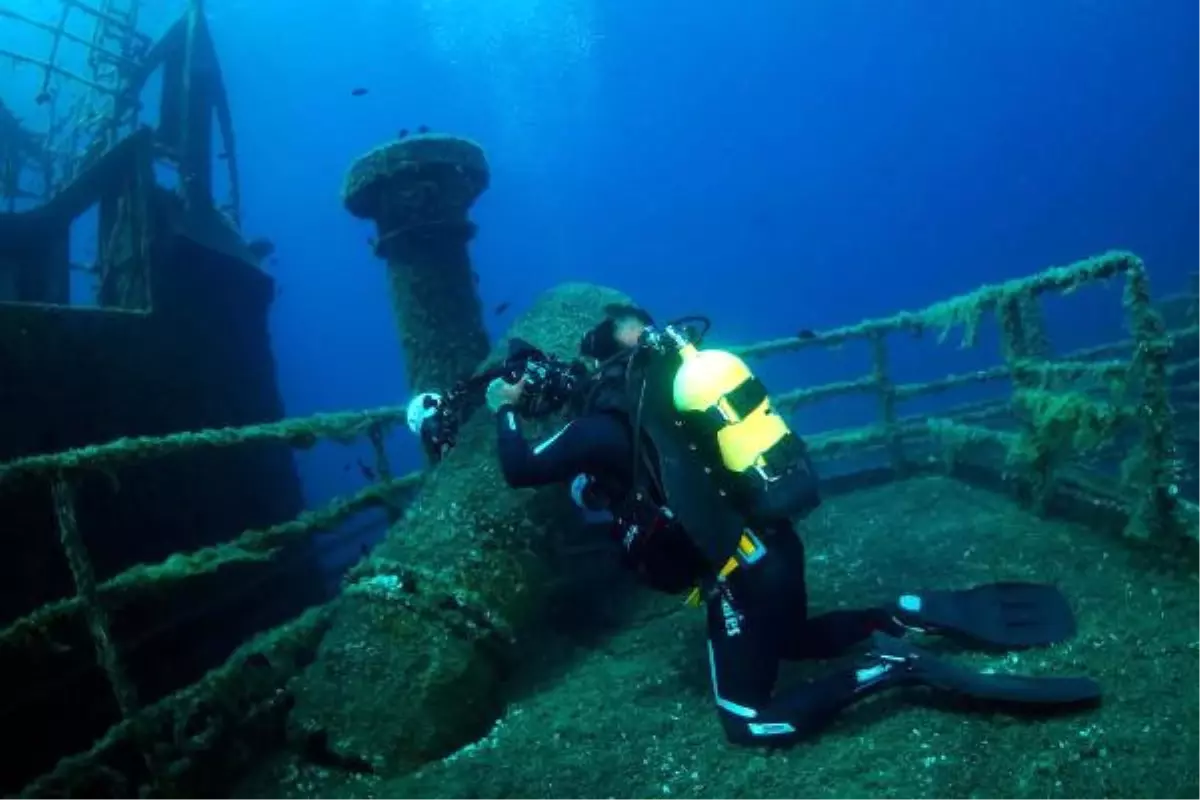 Sualtı Fotoğraflarını, Sualtında Sergiliyor