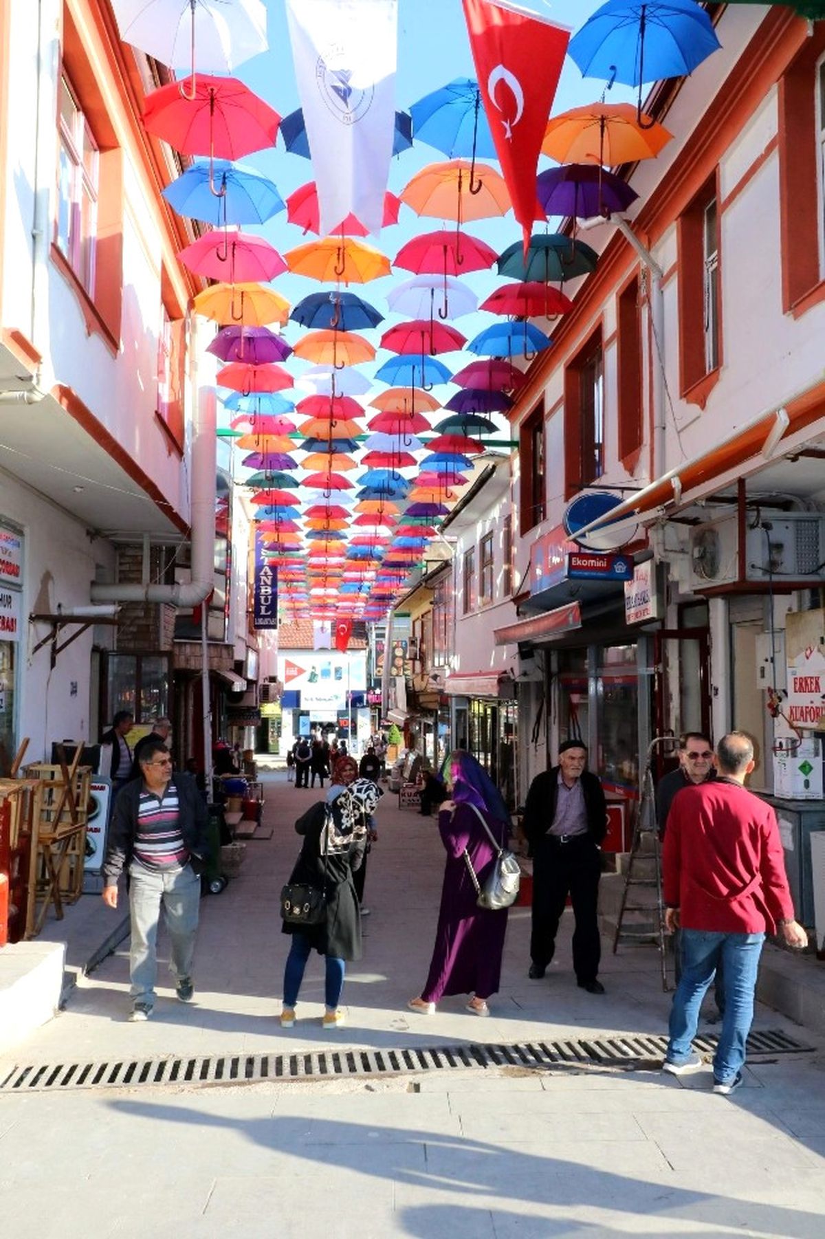 Süsler Sokak Şemsiye ile Kaplandı