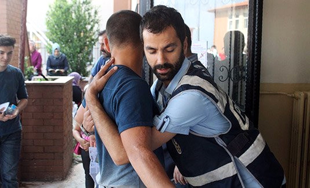 Üst Araması Yapılan Şahıslardan Uyuşturucu Çıktı