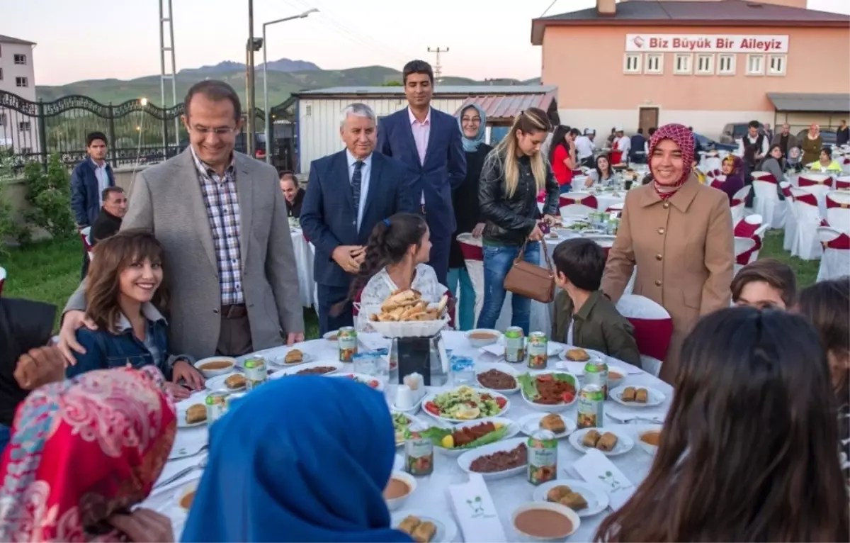 Vali Taşyapan Sevgi Evlerindeki Çocuklarla İftar Açtı