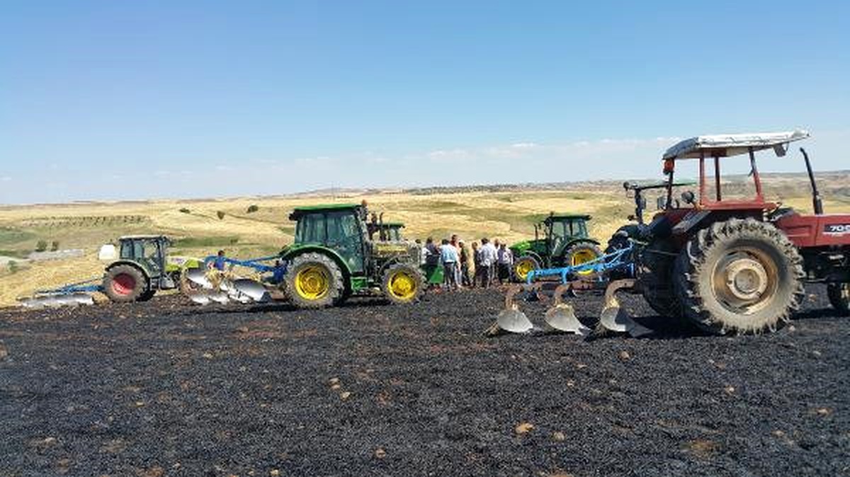 Yangında 70 Dönüm Ekili Arpa ve Traktör Yandı
