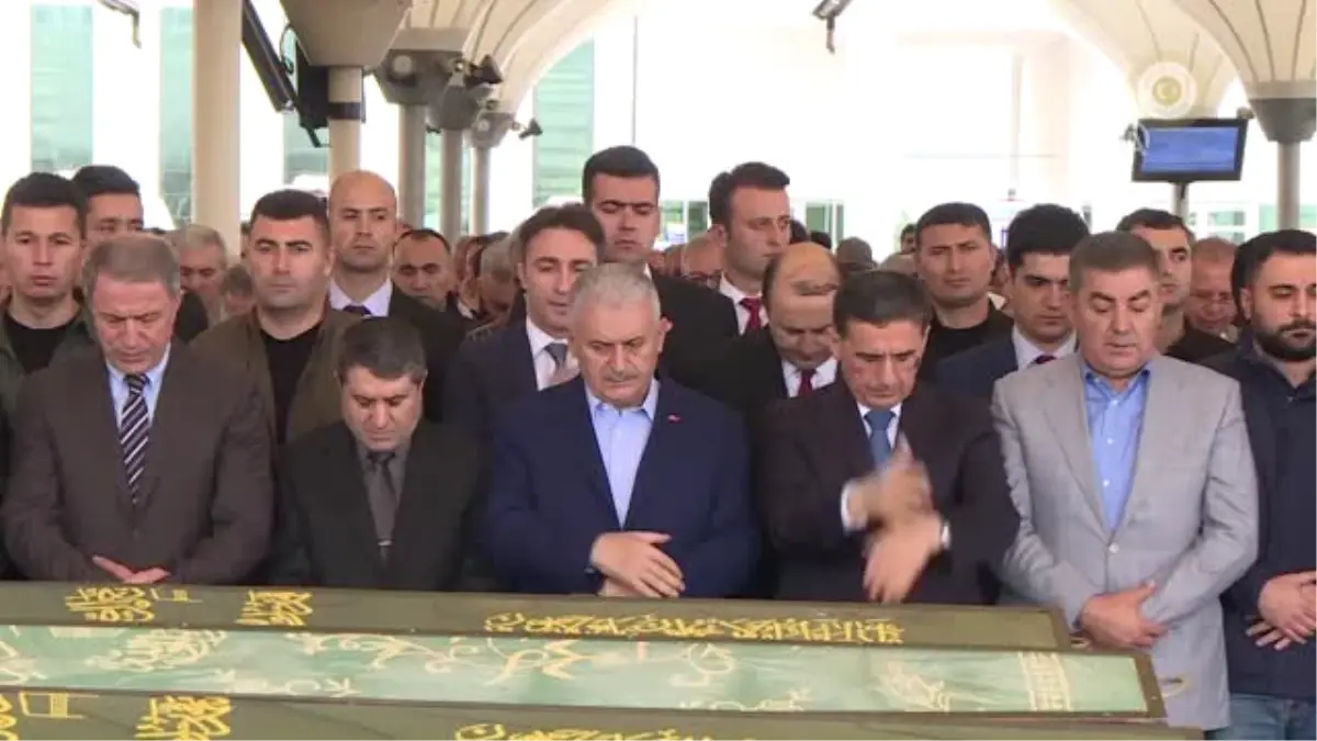 Yıldırım ve Akar, Korgeneral Bayraktaroğlu\'nu Acı Gününde Yalnız Bırakmadı (2)