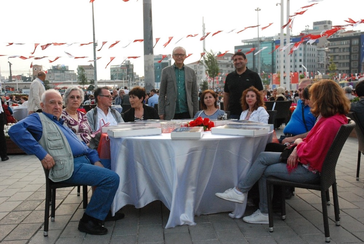 Yunan Turizmciler Beyoğlu\'nda Ramazan Atmosferini Yaşadı
