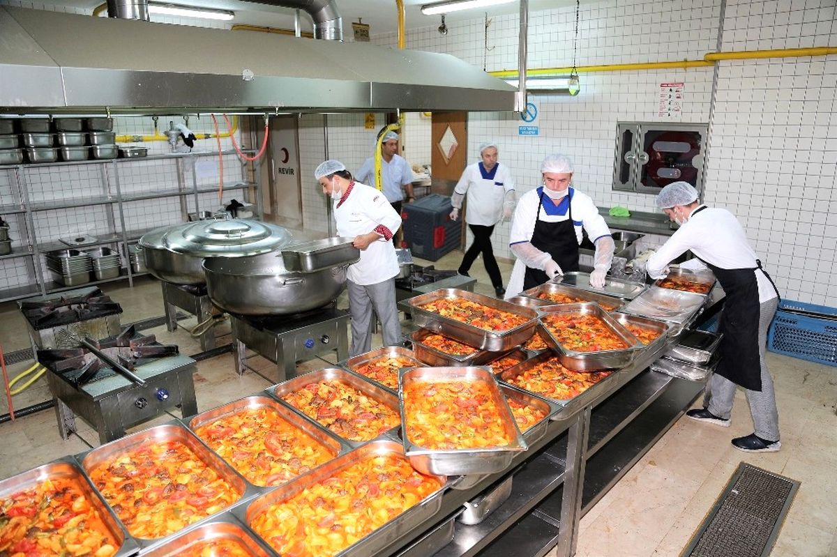 3 Bin 500 Kişilik İftar Sofraları Özenle Hazırlanıyor