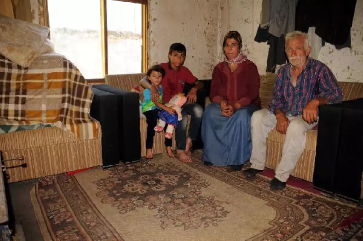 4 Kişilik Aile, Tek Odada Yaşam Mücadelesi Veriyor