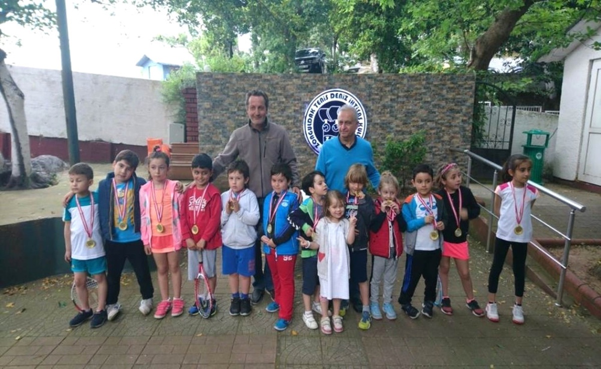 8-10 Yaş Tenis Turnuvası Ödül Töreni