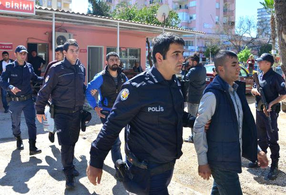 Adana\'da PKK Yandaşları Adliyeye Çıkartıldı