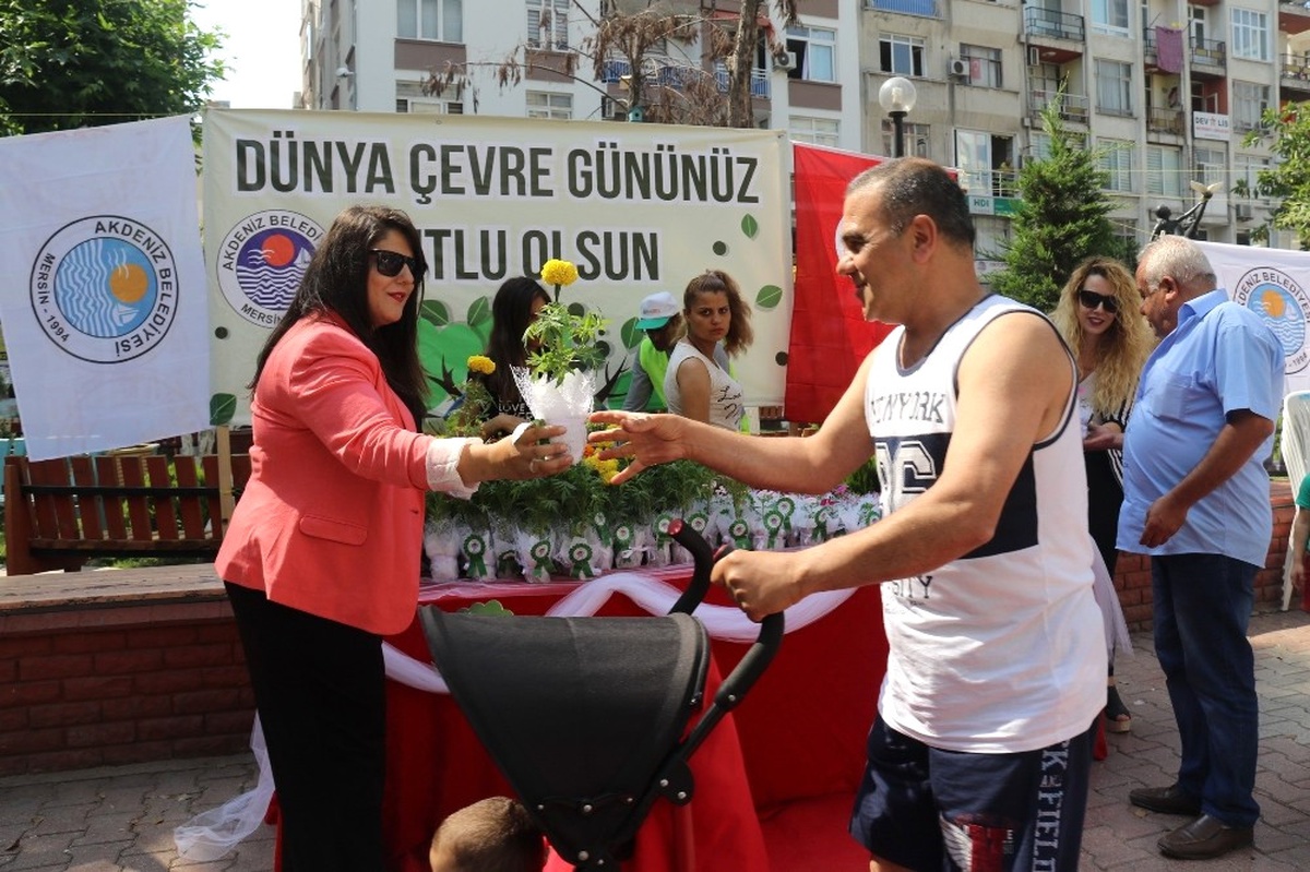 Akdeniz Belediyesi Çiçek Fidesi Dağıttı